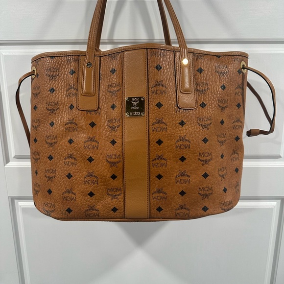 MCM reversible Liz shopper. Good condition. Missing small bag insert - Picture 1 of 7